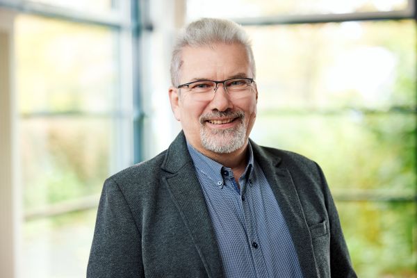 Bernhard Raschik, Vertrieb