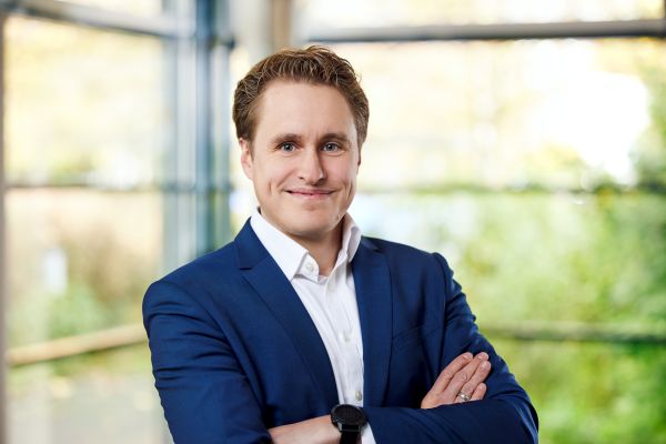 Christian Hoch, Vertrieb